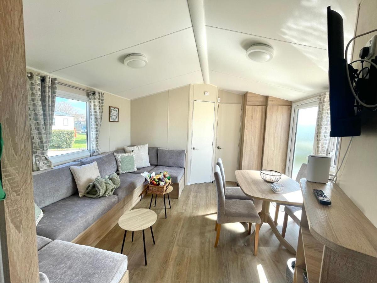 Trecco Bay Caravan Hire 4 Bedrooms Sleeps 10 Porthcawl Dış mekan fotoğraf